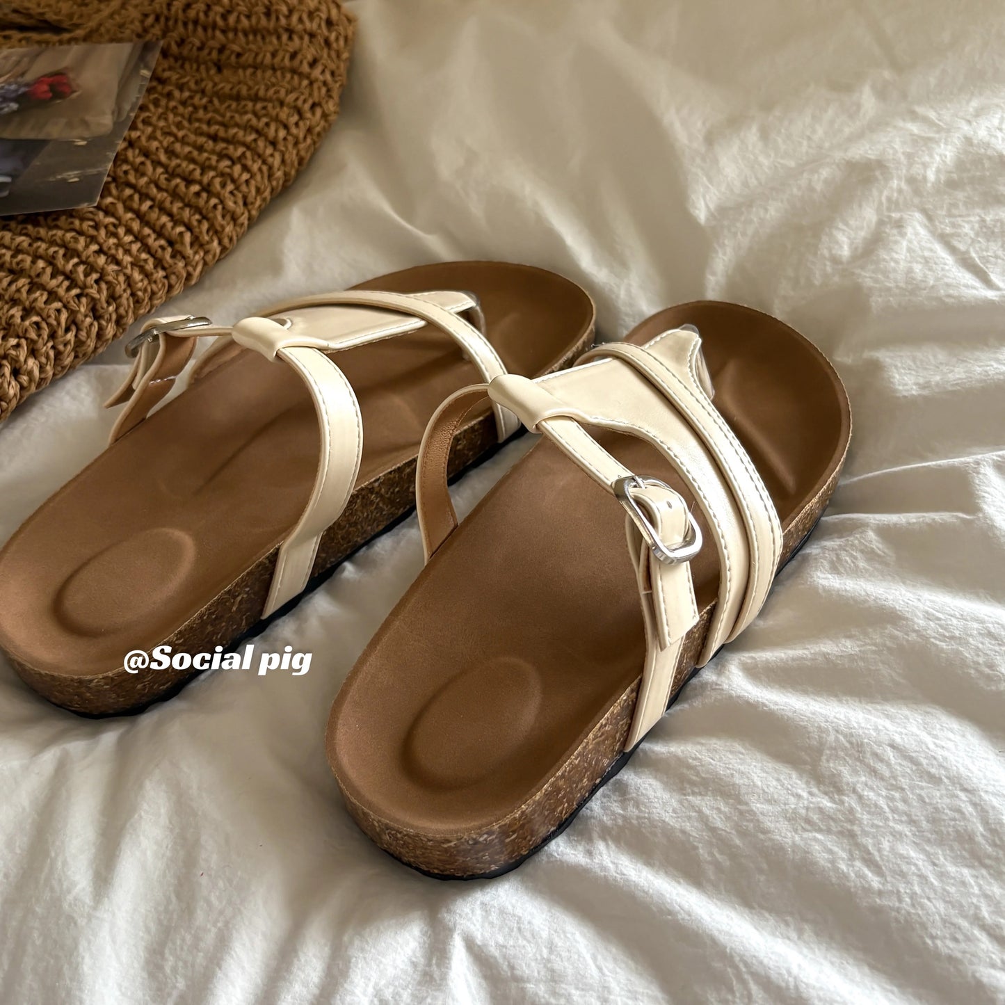 Genfecor niche Birkenstock shoes for women, summer wear, French style, retro flat sandals for the beach.