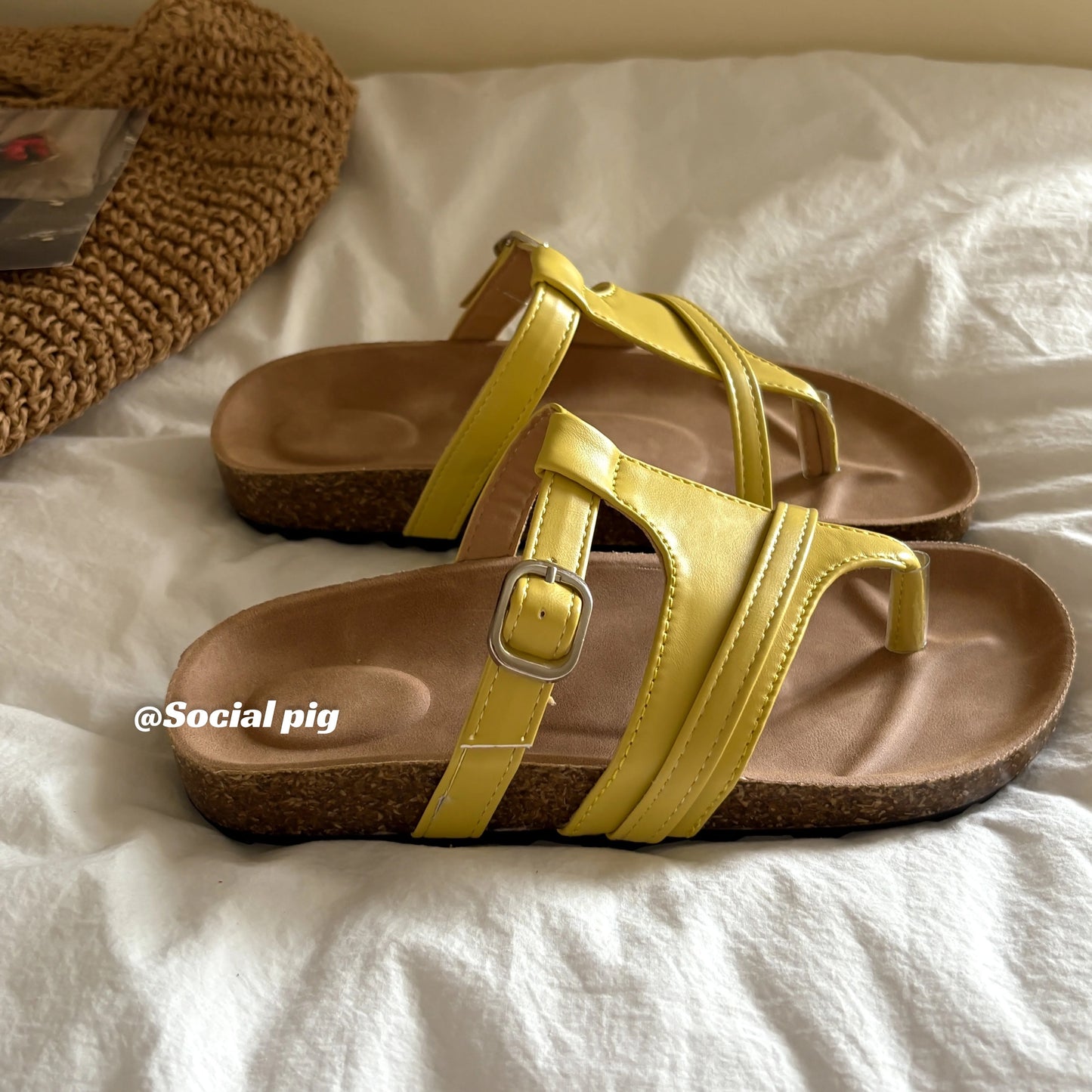 Genfecor niche Birkenstock shoes for women, summer wear, French style, retro flat sandals for the beach.