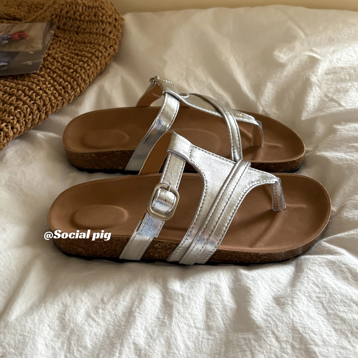 Genfecor niche Birkenstock shoes for women, summer wear, French style, retro flat sandals for the beach.