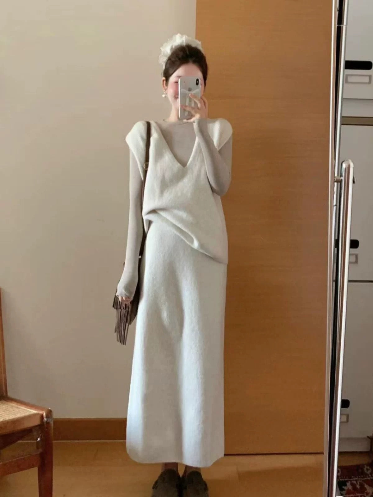A sophisticated and elegant three-piece Korean-style suit dress perfect for spring and autumn, exuding a gentle and fashionable charm.