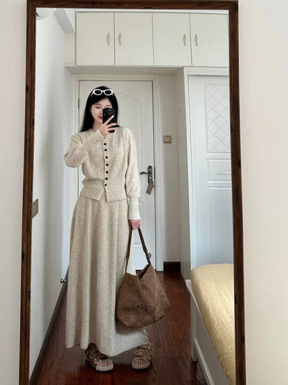 A unique and stylish Korean-inspired outfit: a complete OOTD (Outfit of the Day) look featuring a sweater, cardigan, and knitted maxi skirt – two pieces perfect for autumn and winter.