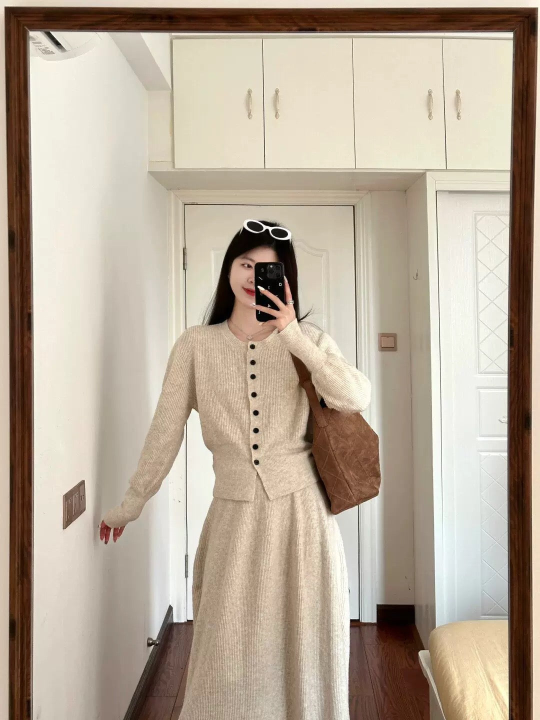A unique and stylish Korean-inspired outfit: a complete OOTD (Outfit of the Day) look featuring a sweater, cardigan, and knitted maxi skirt – two pieces perfect for autumn and winter.