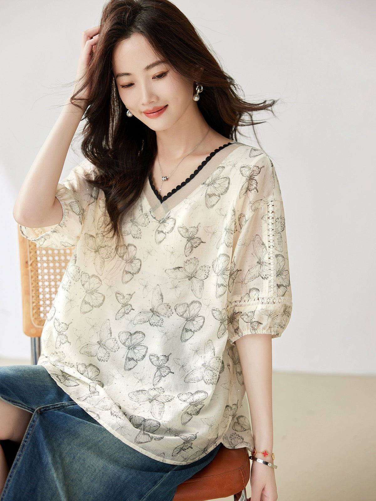 V-neck Tencel shirt for women summer 2024 new European style loose large size chic small shirt foreign style casual slim top