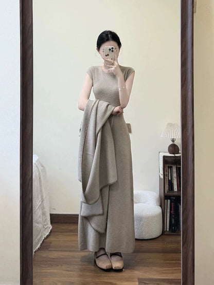 French retro shawl dress for women, autumn 2025, gentle and elegant, perfect for a wealthy heiress. A long, fitted dress with a flattering silhouette.