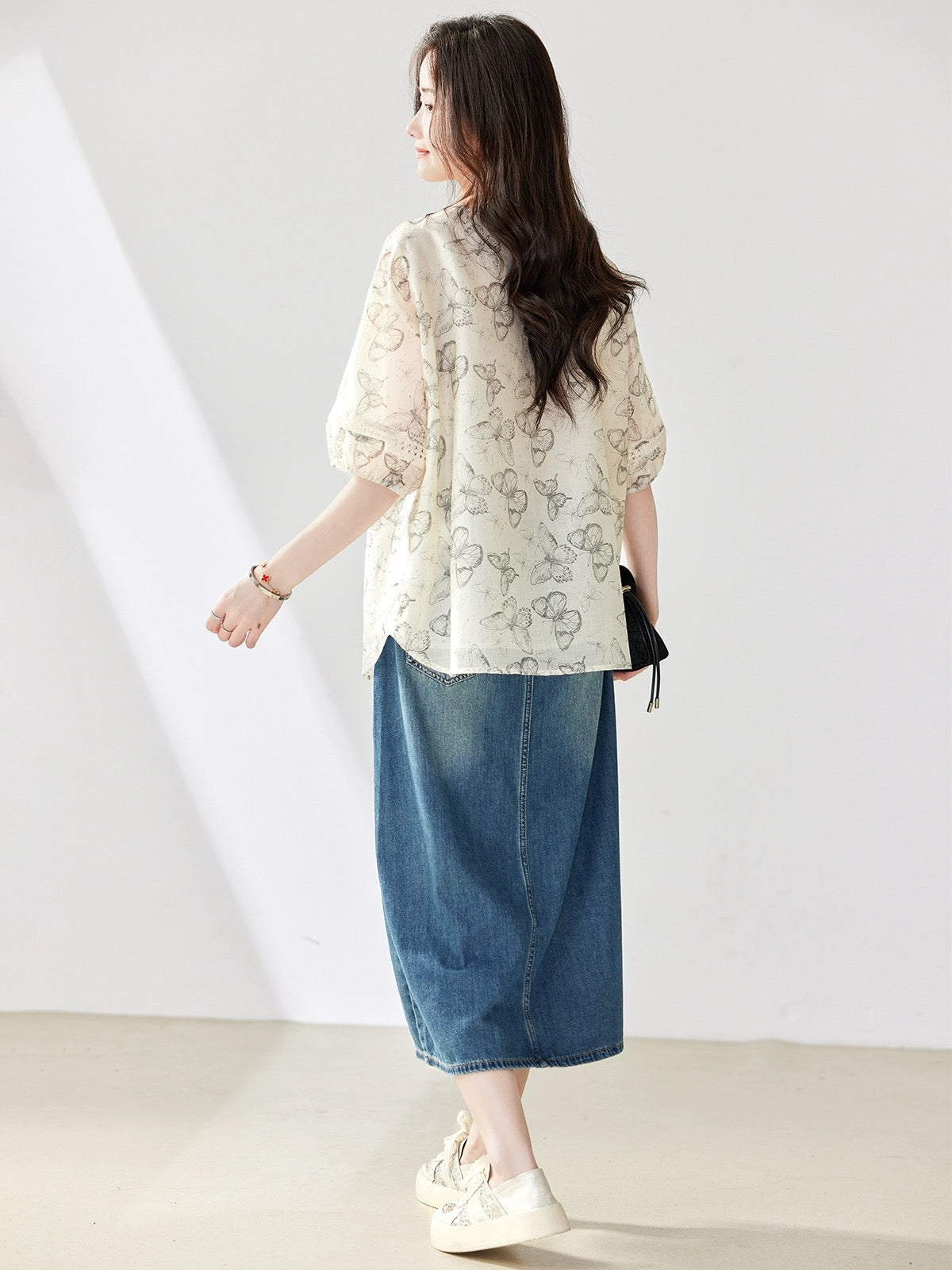 V-neck Tencel shirt for women summer 2024 new European style loose large size chic small shirt foreign style casual slim top