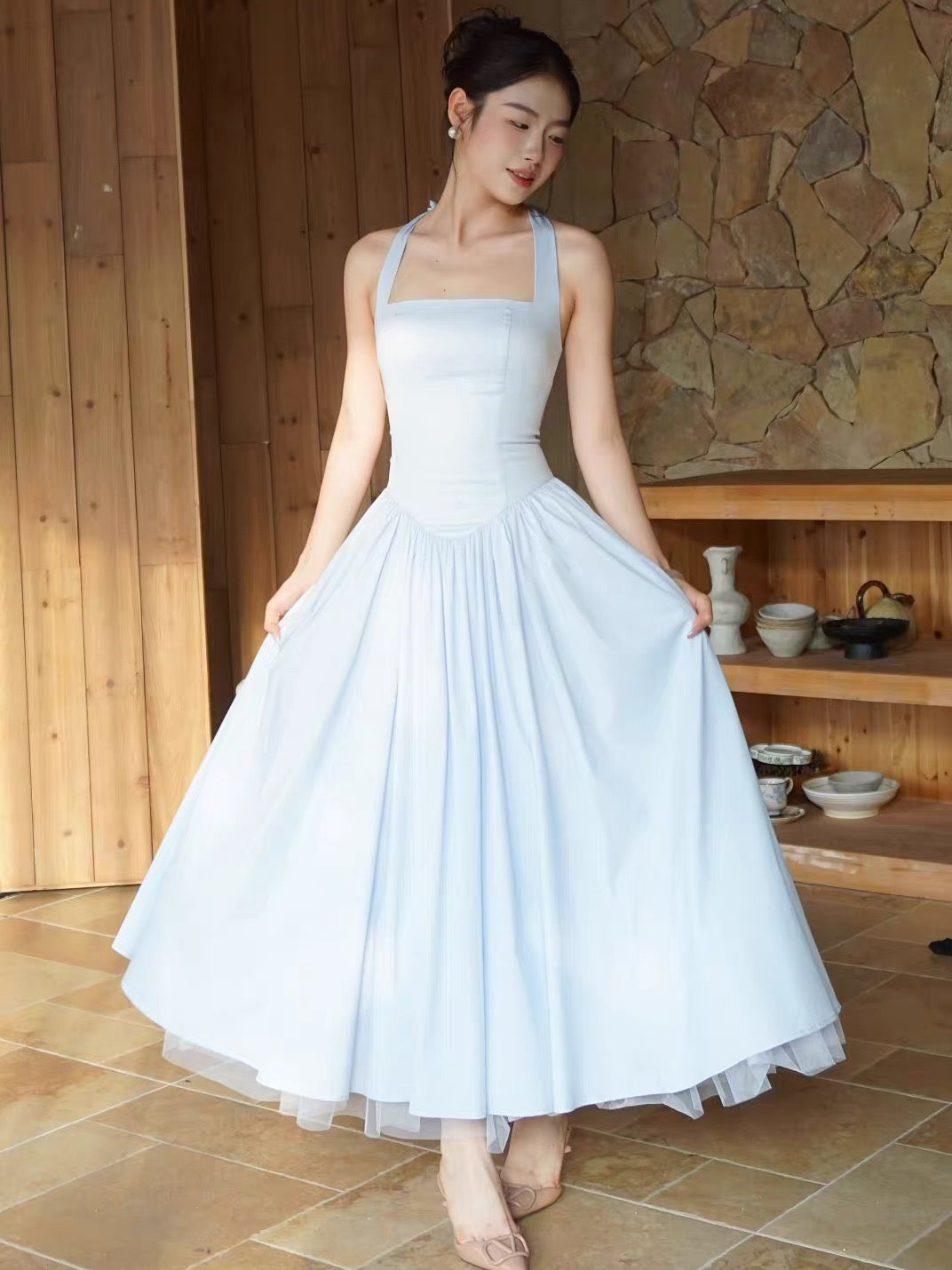 DANA Vintage Hepburn-Style Backless Halter Dress – An Exquisite, Elegant Midi Gown (reminiscent of the iconic "Bei Weiwei" look)