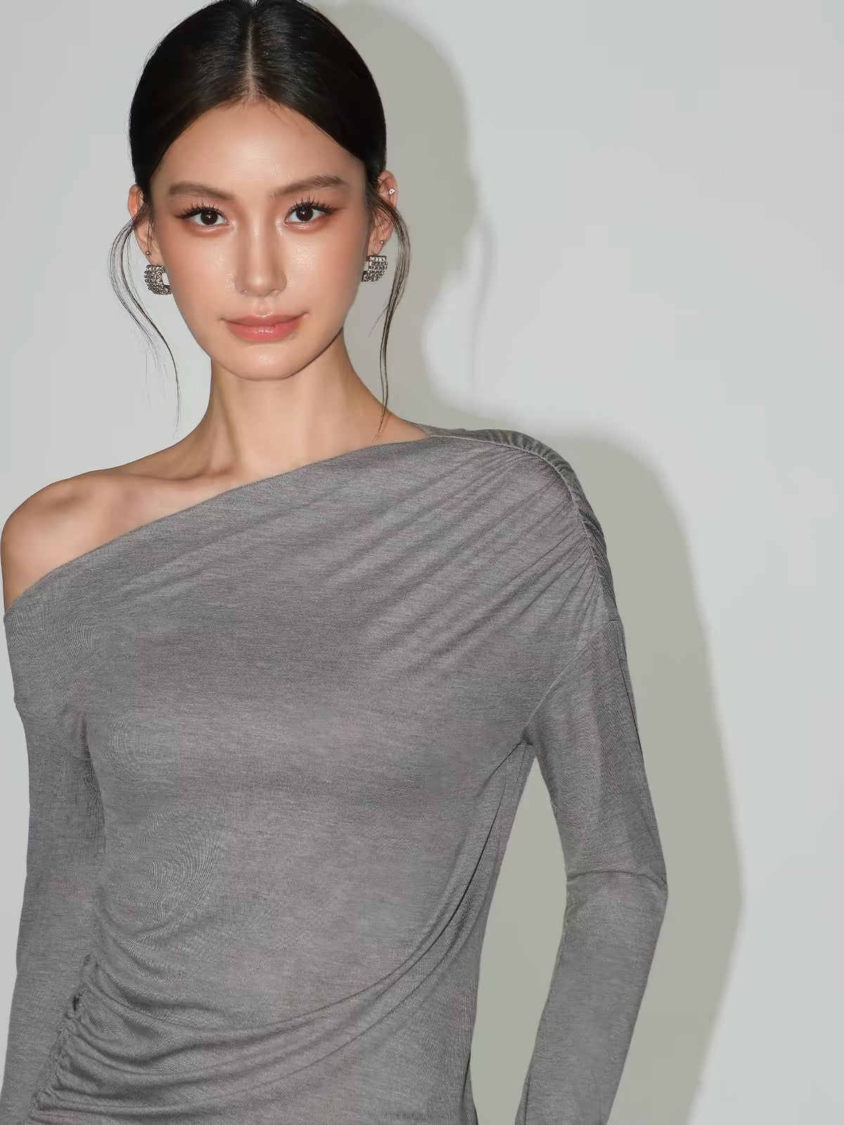 NEVA HU Asymmetric One-Shoulder Knitted Top – A Statement Piece Featuring Draped, Pleated Details and Long Sleeves