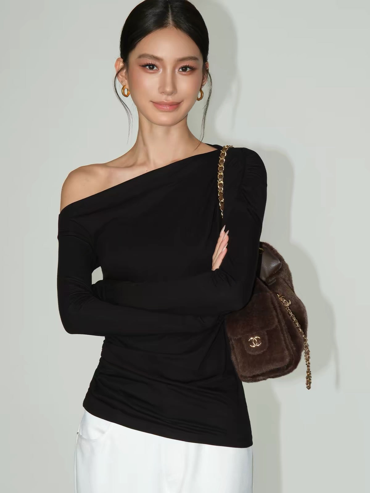 NEVA HU Asymmetric One-Shoulder Knitted Top – A Statement Piece Featuring Draped, Pleated Details and Long Sleeves