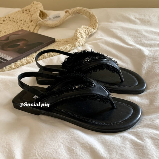 So elegant with a Korean flair! These unique French-style sandals have a bohemian vibe and are perfect for Roman beach.