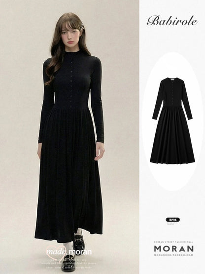 French-style black long-sleeved A-line dress with a fitted waist, exuding a sophisticated and elegant charm, perfect for autumn and winter as a base layer or inner layer.