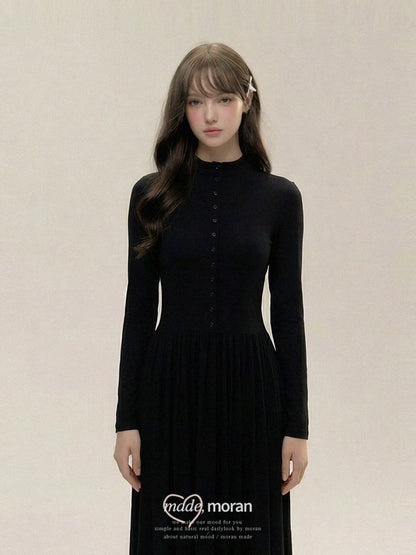 French-style black long-sleeved A-line dress with a fitted waist, exuding a sophisticated and elegant charm, perfect for autumn and winter as a base layer or inner layer.