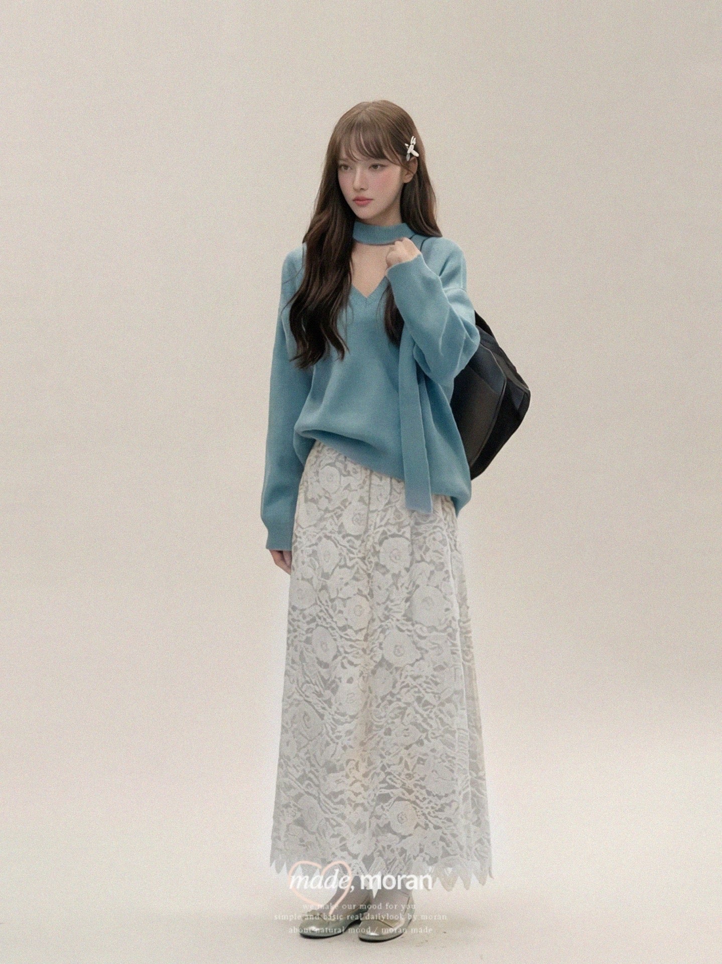 A stunningly beautiful Korean-style two-piece outfit featuring a blue sweater and lace skirt, perfect for autumn and winter.