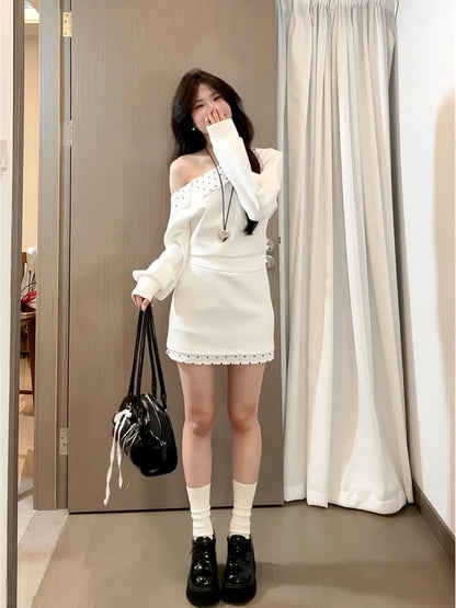 College style sweet and spicy two-piece set: off-shoulder sweatshirt top and bodycon mini skirt, Korean style for petite women in autumn.