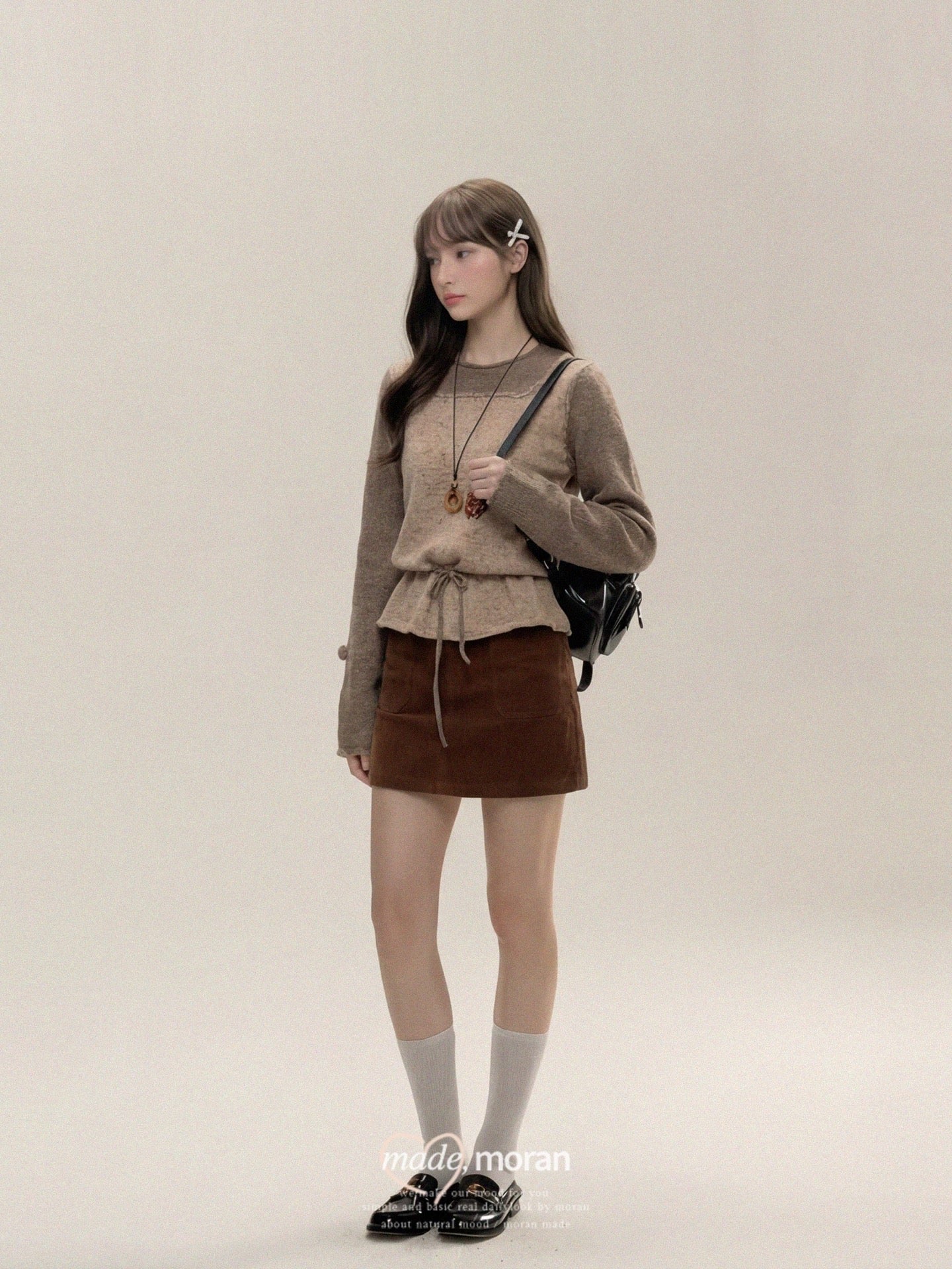 Korean-style autumn/winter outfit set: a relaxed, two-piece look with a high-waisted skirt and a top.
