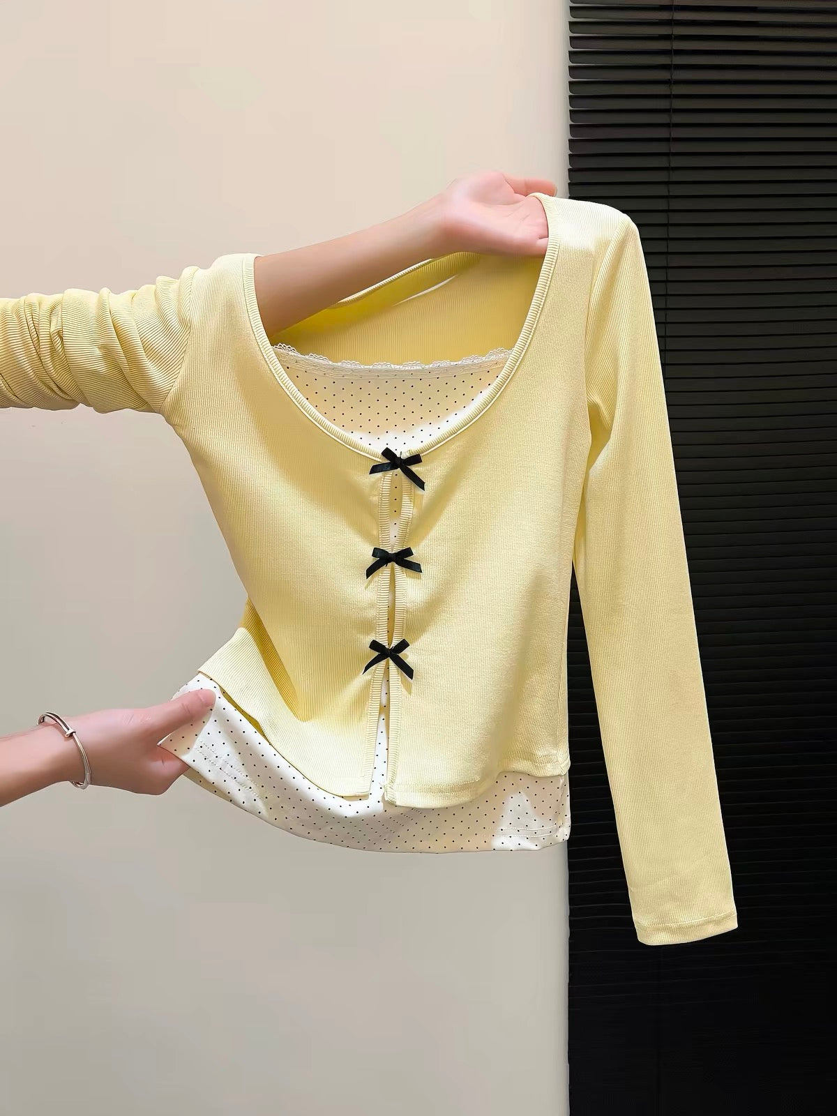 A personal favorite—Korean-style long-sleeve T-shirt for women, featuring a "faux two-piece" design with delicate lace paneling and a unique bow accent; a new arrival for autumn.