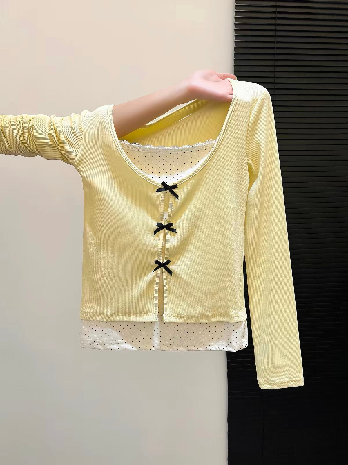 A personal favorite—Korean-style long-sleeve T-shirt for women, featuring a "faux two-piece" design with delicate lace paneling and a unique bow accent; a new arrival for autumn.