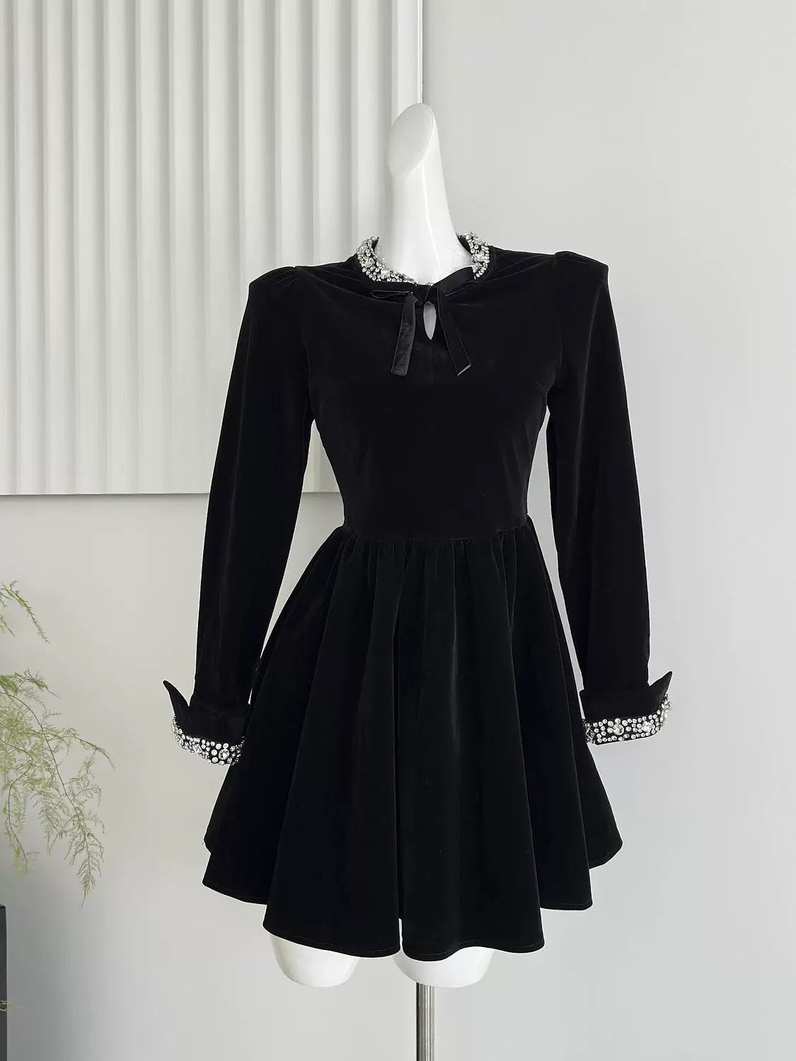Duolaimei Qianjin style dress for women in autumn and winter black studded diamond puff sleeves temperament and high-end little black dress for women