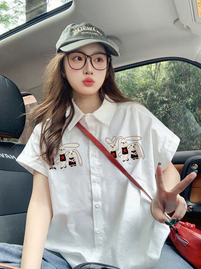 White short-sleeved shirt with flutter sleeves and a relaxed, casual style for summer. A unique, youthful stand-collar shirt for women.