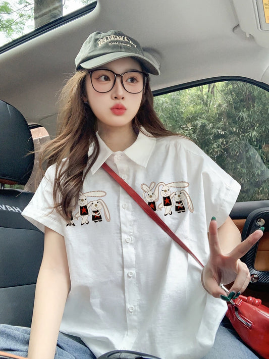 White short-sleeved shirt with flutter sleeves and a relaxed, casual style for summer. A unique, youthful stand-collar shirt for women.