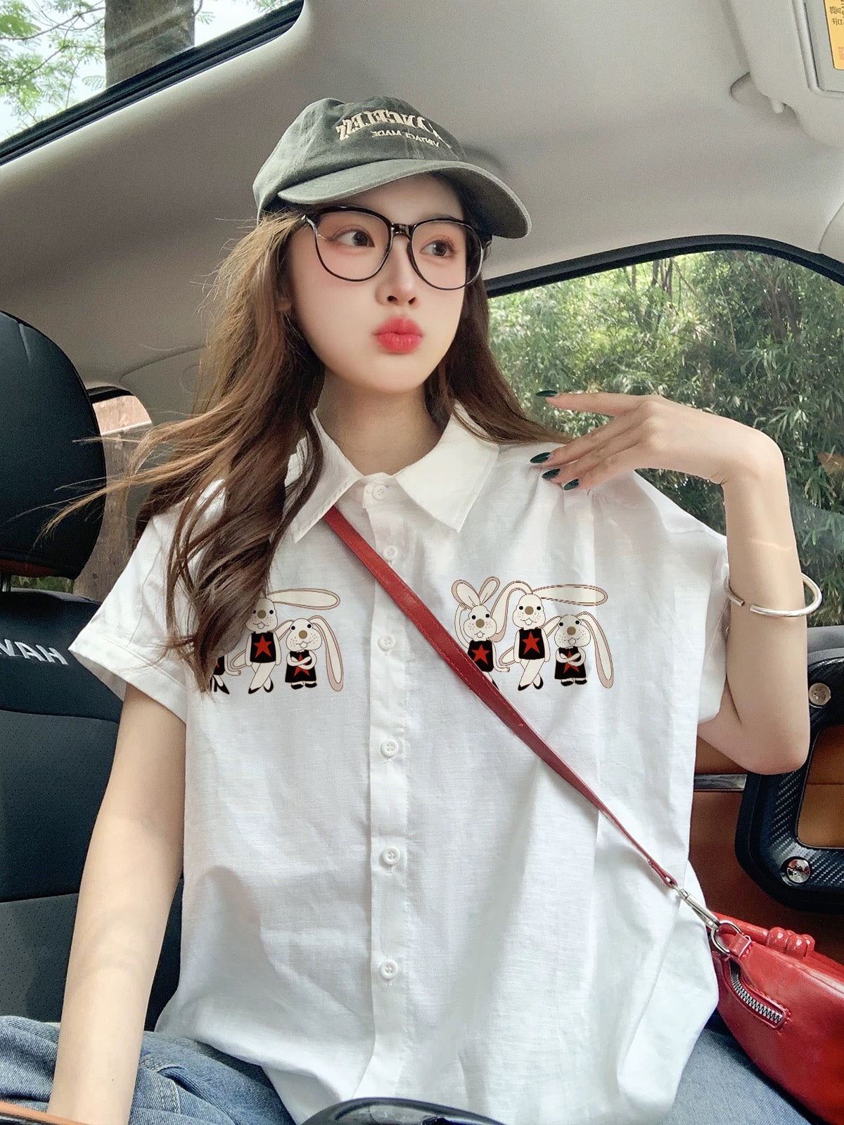 White short-sleeved shirt with flutter sleeves and a relaxed, casual style for summer. A unique, youthful stand-collar shirt for women.