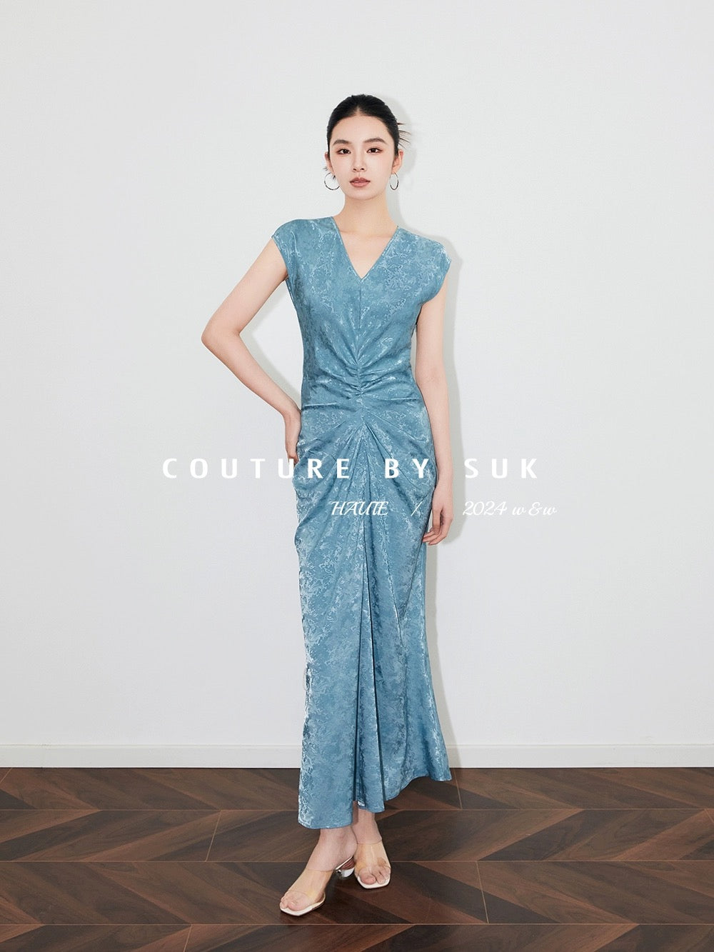 SUK Art Muse! Glossy jacquard fabric with artistic pleat design V-neck sleeveless fishtail dress