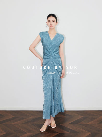 SUK Art Muse! Glossy jacquard fabric with artistic pleat design V-neck sleeveless fishtail dress