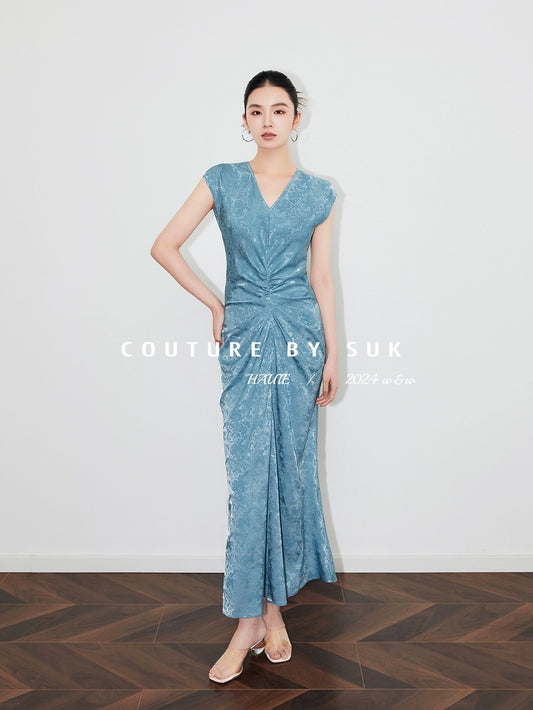 SUK Art Muse! Glossy jacquard fabric with artistic pleat design V-neck sleeveless fishtail dress