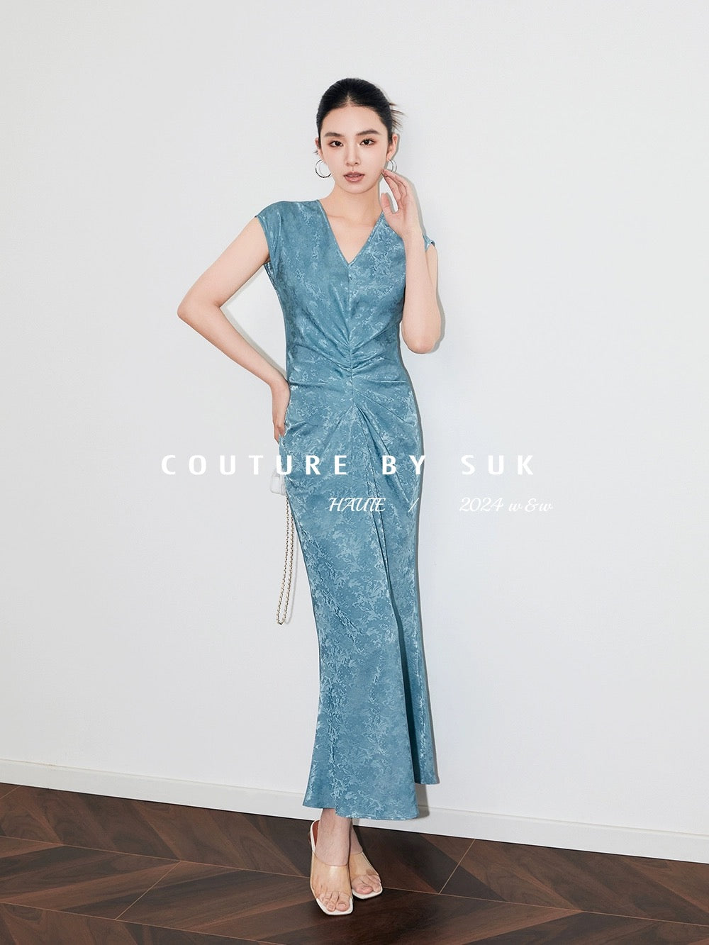 SUK Art Muse! Glossy jacquard fabric with artistic pleat design V-neck sleeveless fishtail dress