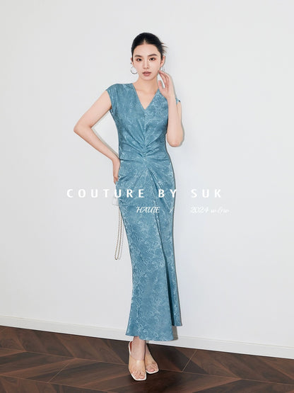 SUK Art Muse! Glossy jacquard fabric with artistic pleat design V-neck sleeveless fishtail dress
