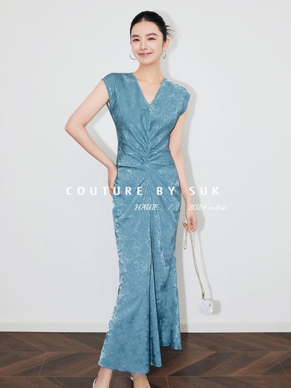 SUK Art Muse! Glossy jacquard fabric with artistic pleat design V-neck sleeveless fishtail dress