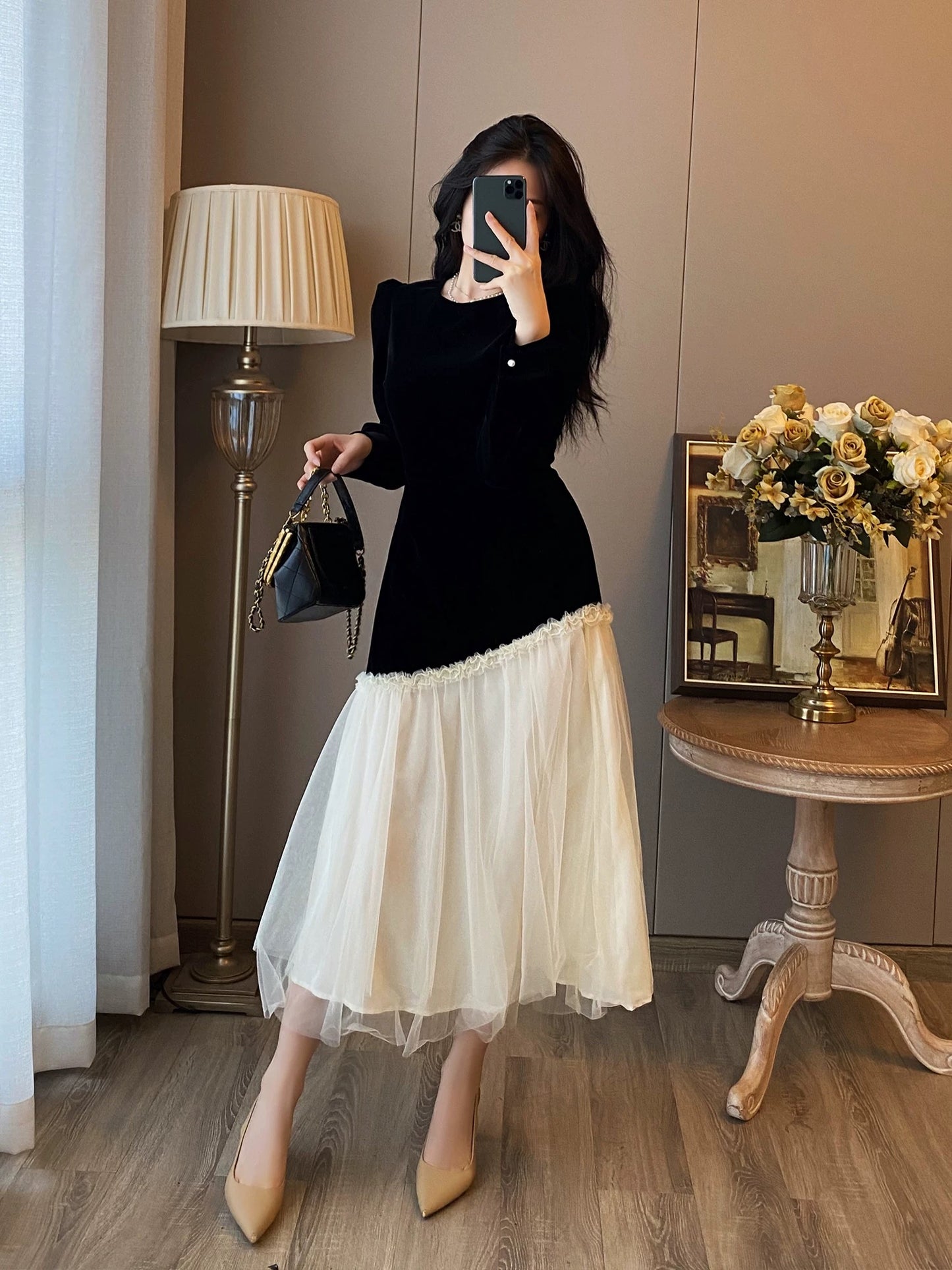 French retro Hepburn style black dress for women autumn and winter high-end gold velvet slim little black dress temperament long dress