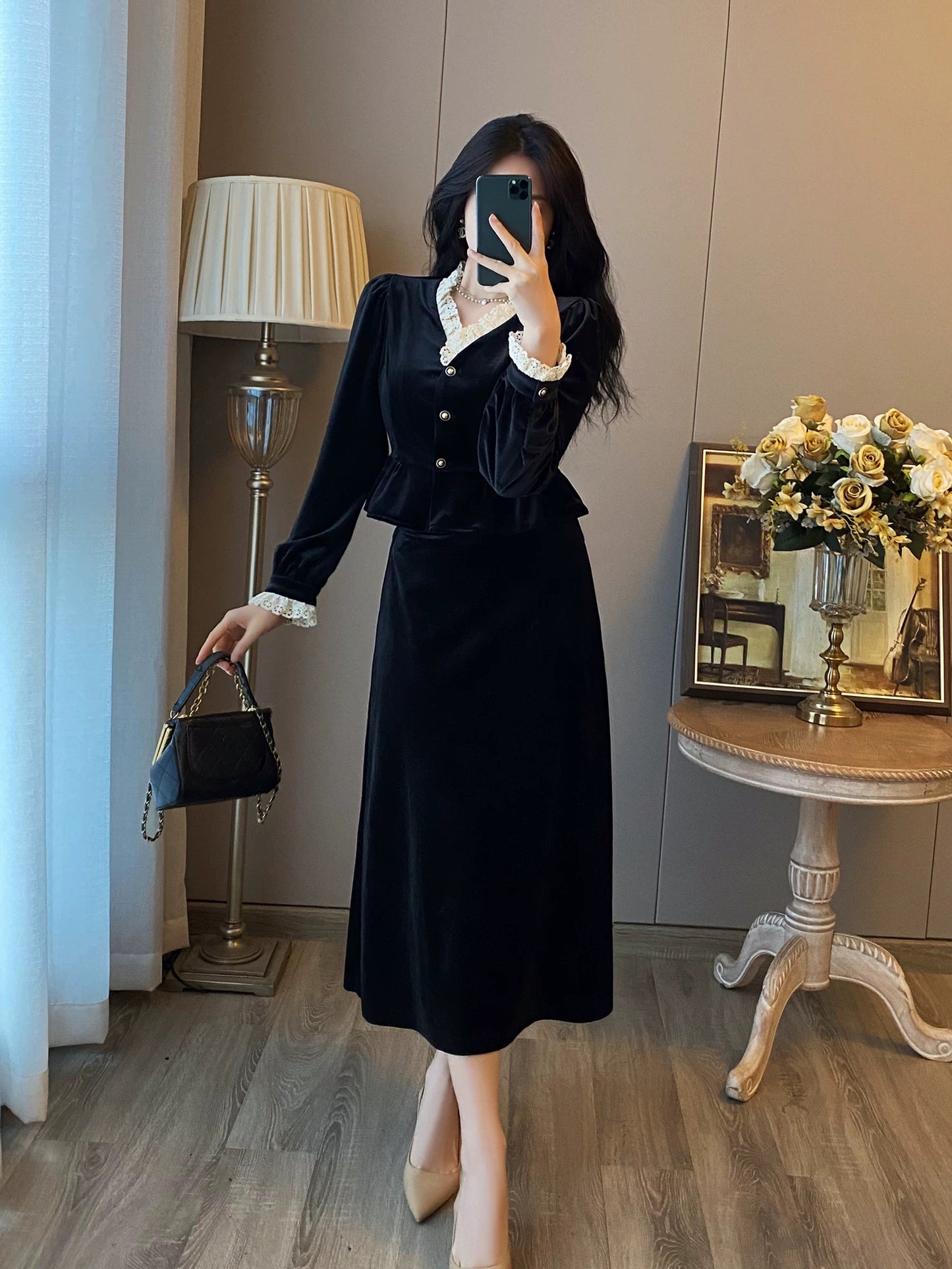 Small fragrant style suit for women in autumn and winter French retro waist slimming high-end velvet dress Hepburn style little black dress