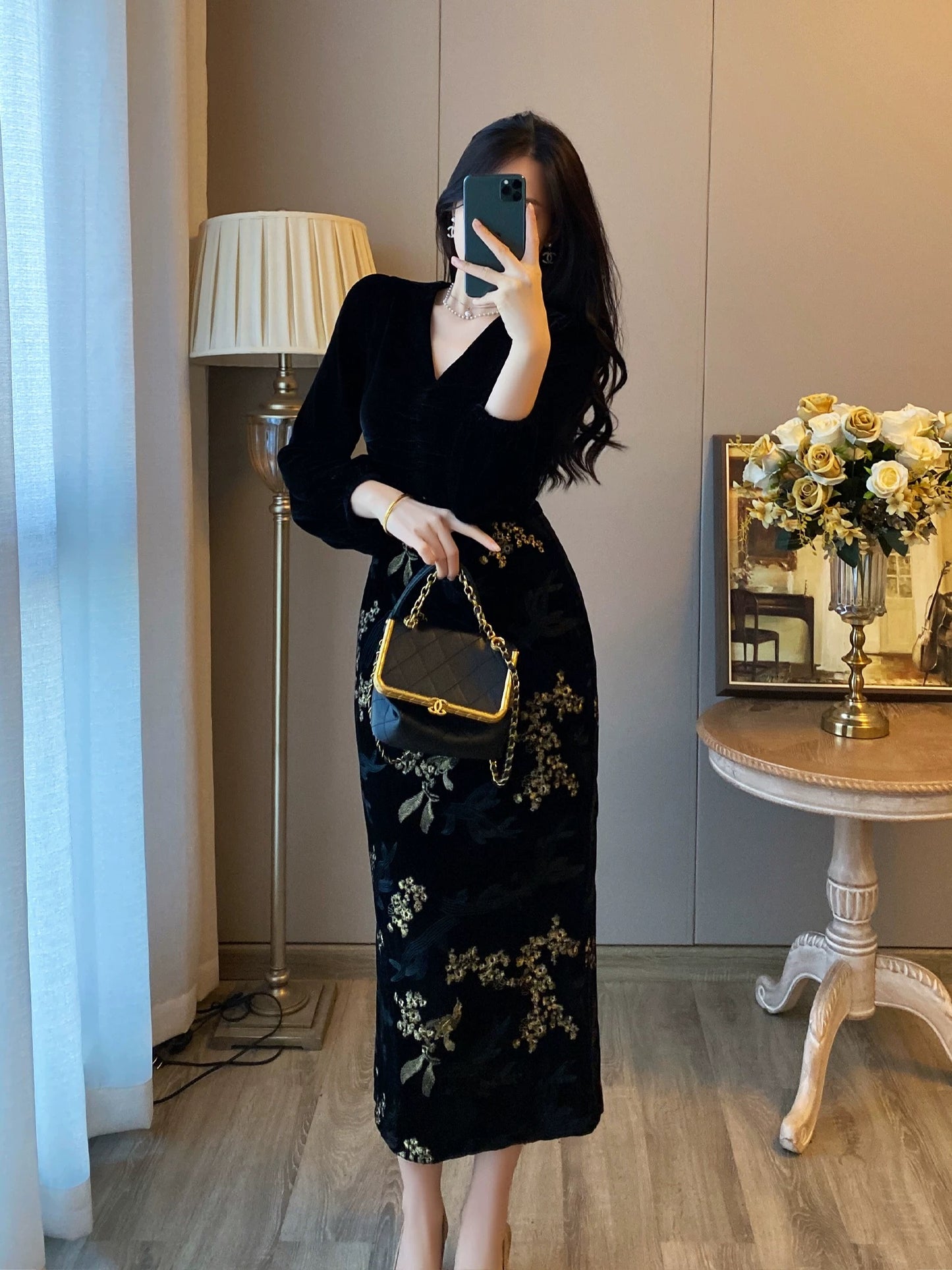 High-end black velvet dress for women in autumn and winter, ladylike temperament, slimming bottoming little black dress, super nice long skirt