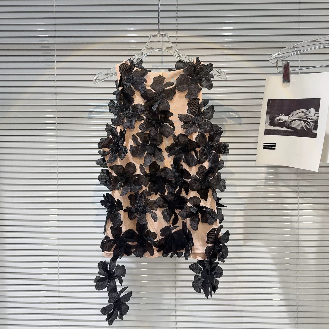 Internet celebrity style 2025 summer new catwalk style niche personality three-dimensional chiffon flower design mesh vest top