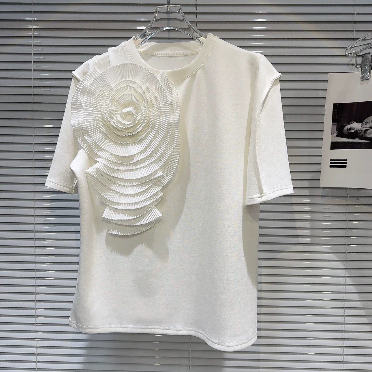 Internet celebrity style 2025 spring new niche pleated three-dimensional flower design pure color chic short-sleeved T-shirt for women