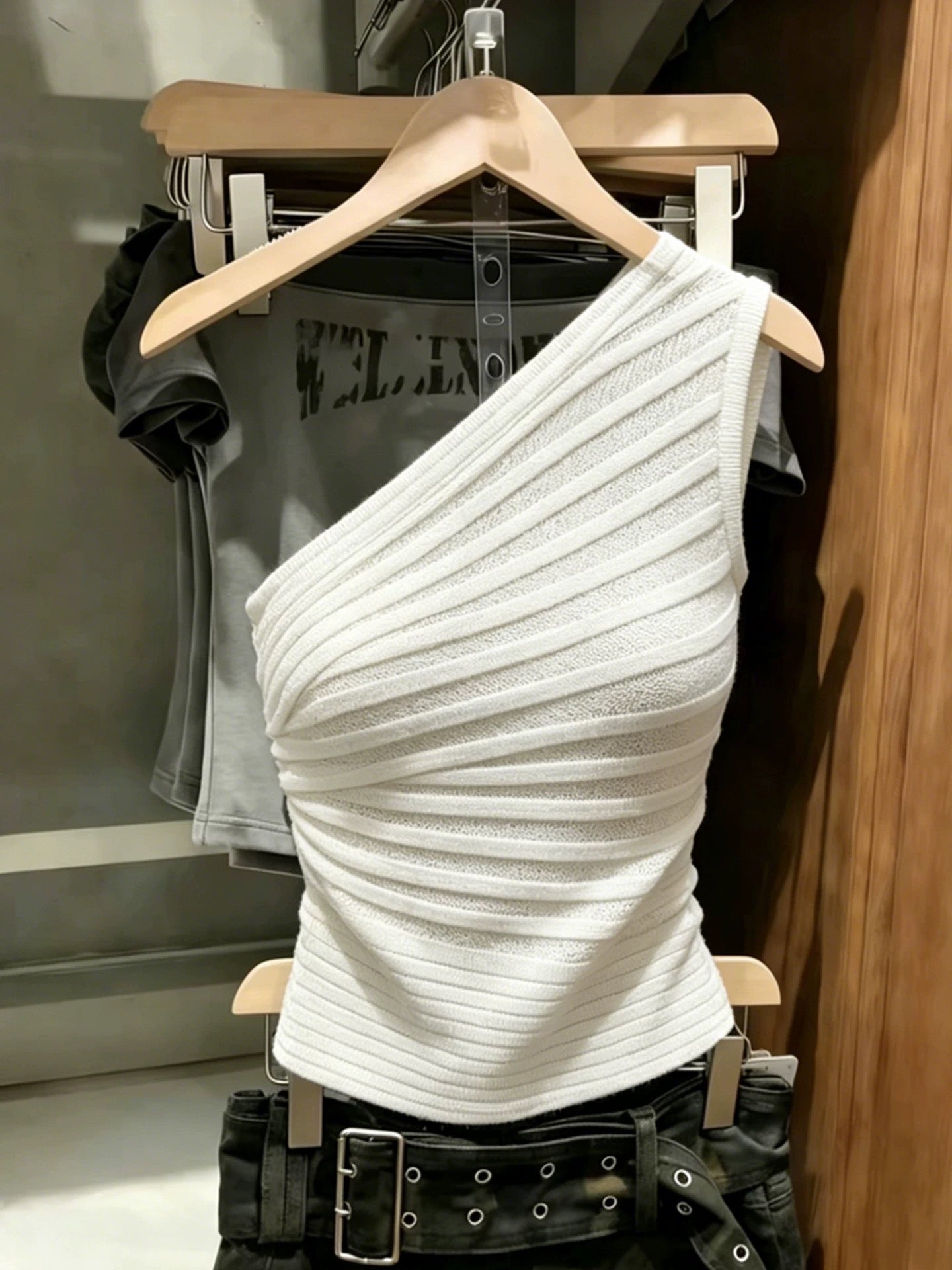 Women's Summer White One-Shoulder Sleeveless Top – A Versatile, Slim-Fit, Flattering, and Youthful Style Combining Innocence with Allure