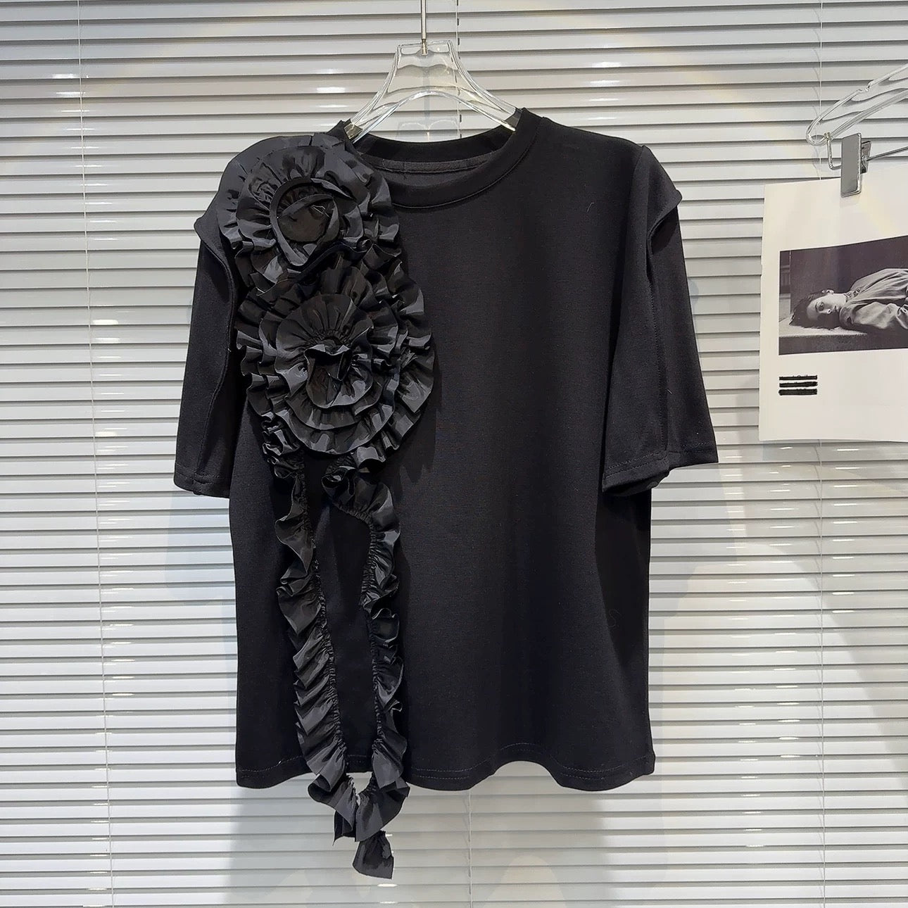 Internet celebrity same style 2025 spring new style small fragrance style ruffled pleated three-dimensional flower solid color short-sleeved T-shirt for women