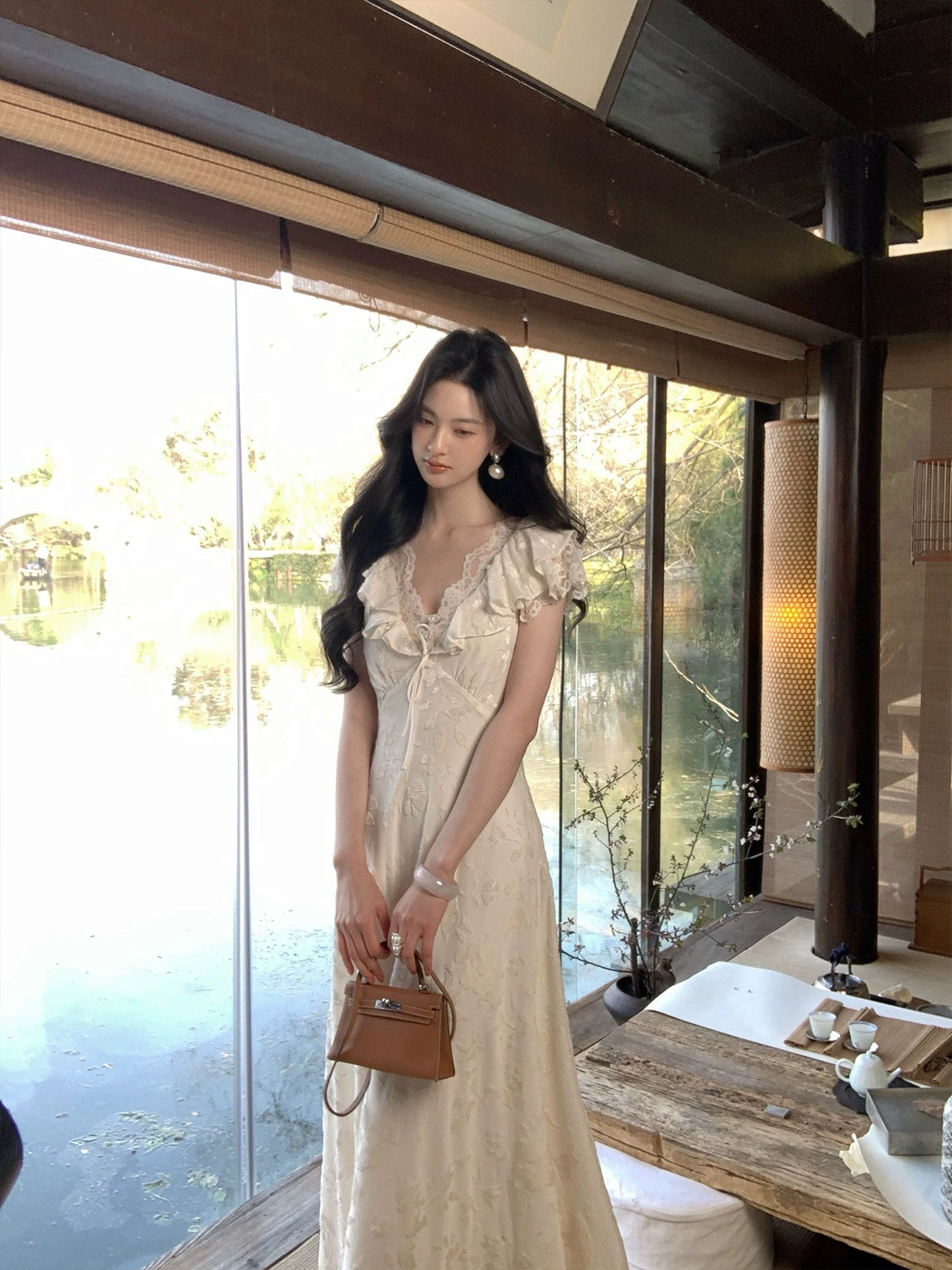 From a moment ago, a gentle, forest-inspired V-neck dress with textured lace and a fairy-like long skirt was created.