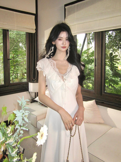 From a moment ago, a gentle, forest-inspired V-neck dress with textured lace and a fairy-like long skirt was created.
