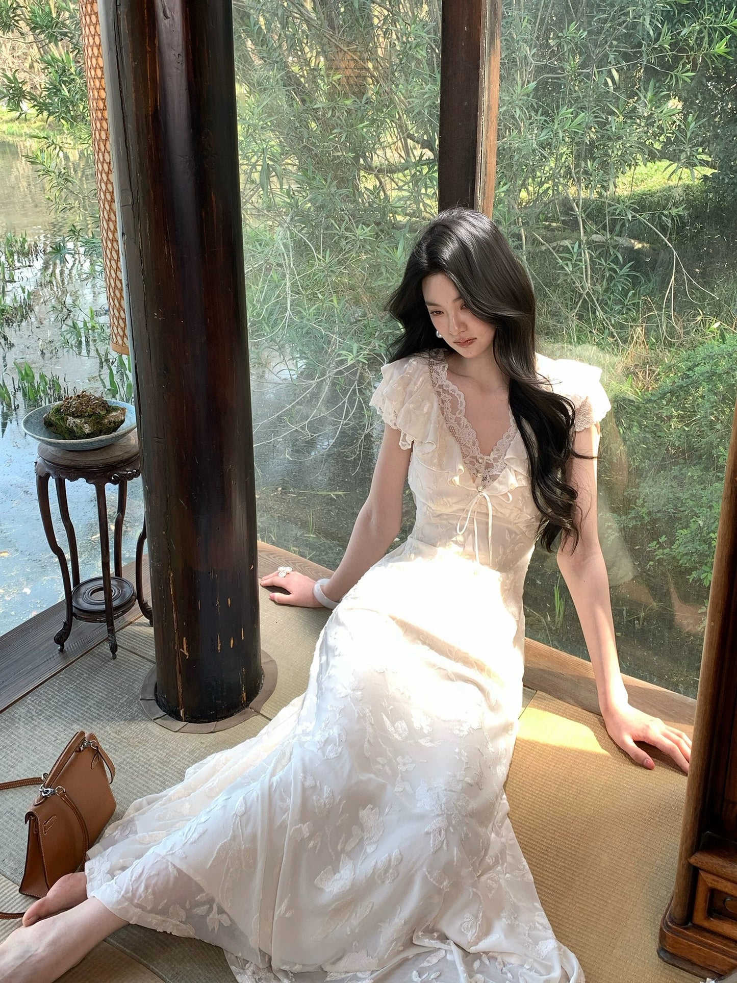 From a moment ago, a gentle, forest-inspired V-neck dress with textured lace and a fairy-like long skirt was created.