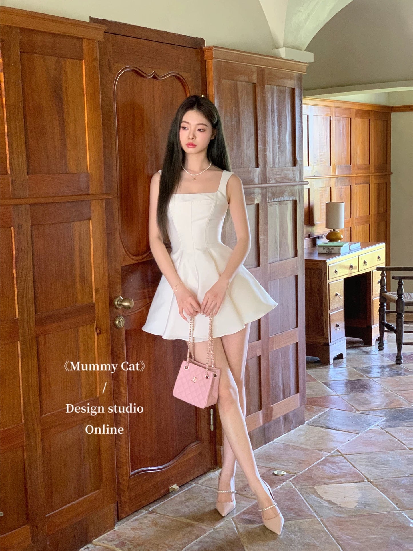 Mummy Cat lays eggs, high-end, exquisite and simple fishbone backless suspender light dress