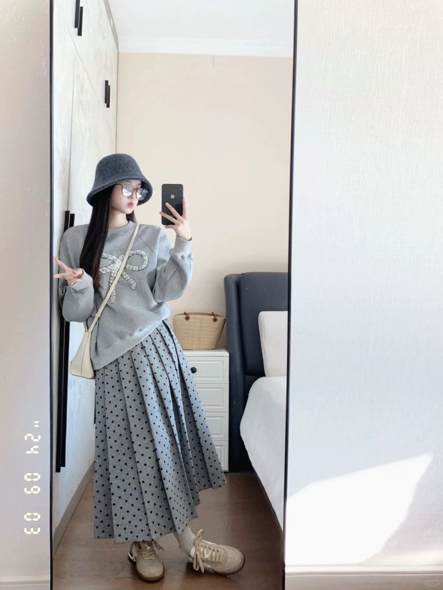 Korean style with a complete set of spring and autumn clothes, high-end gray embroidered sweatshirt top, retro polka dot long skirt two-piece set