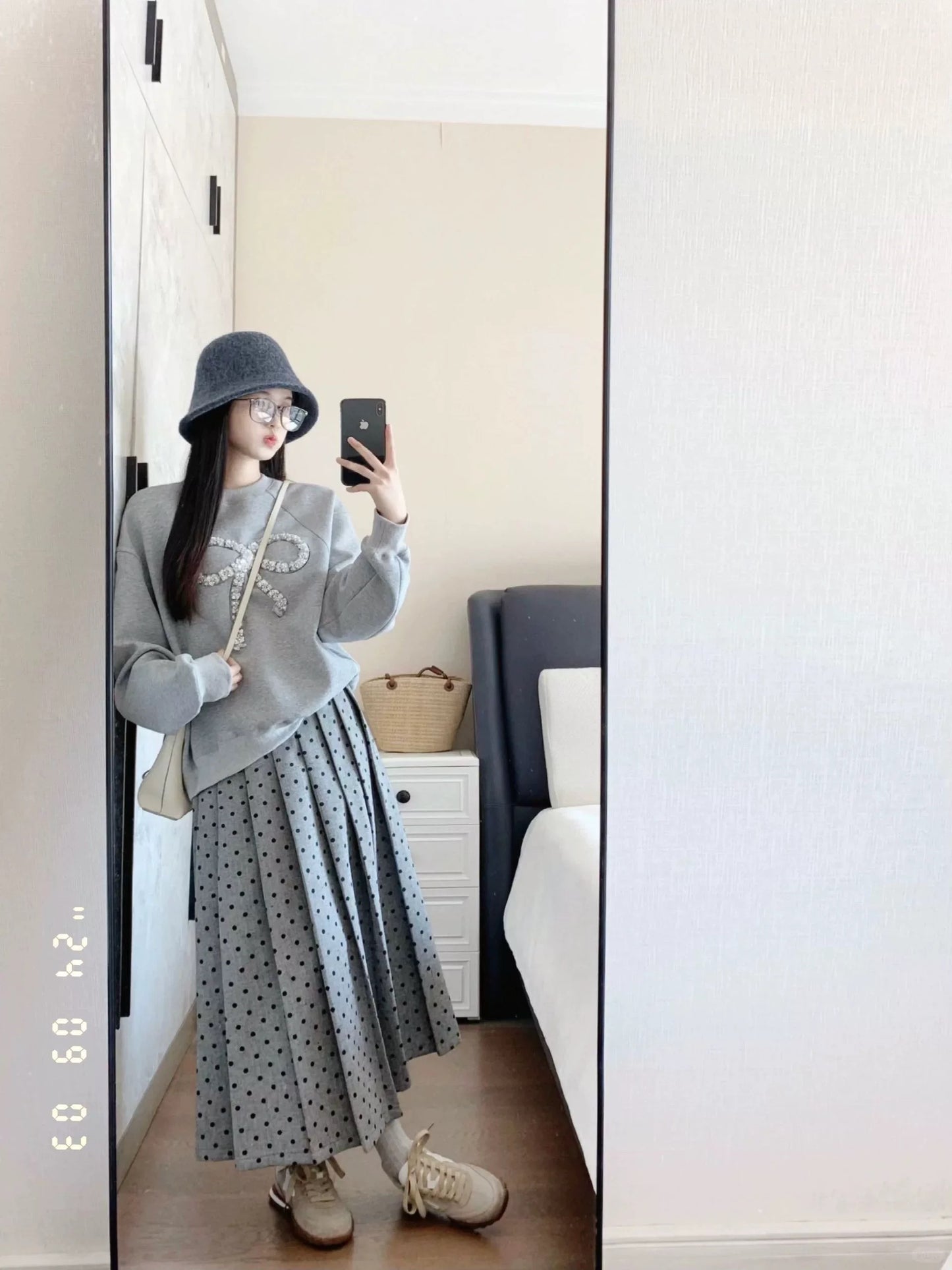 Korean style with a complete set of spring and autumn clothes, high-end gray embroidered sweatshirt top, retro polka dot long skirt two-piece set