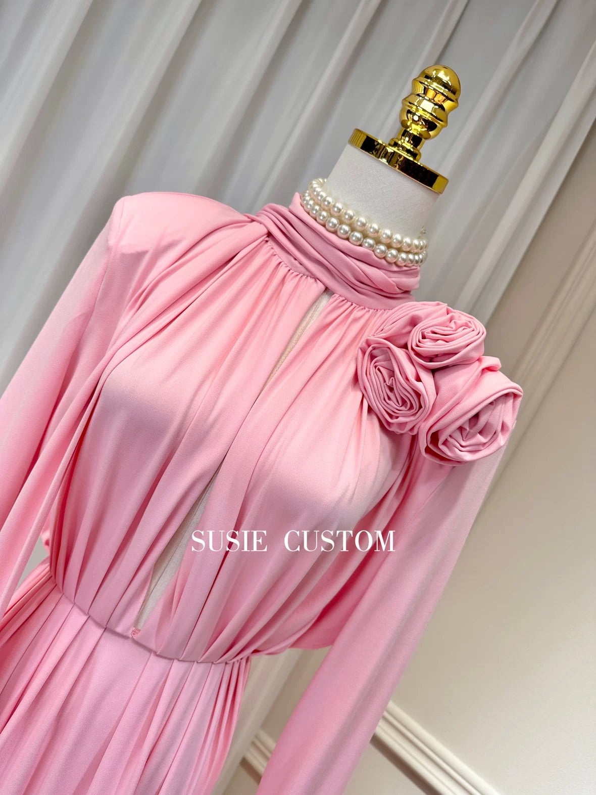 High-end design, hollow collar, shoulder pads, three-dimensional flower scarf, waist-cinching straps, high slit, wide hem long skirt