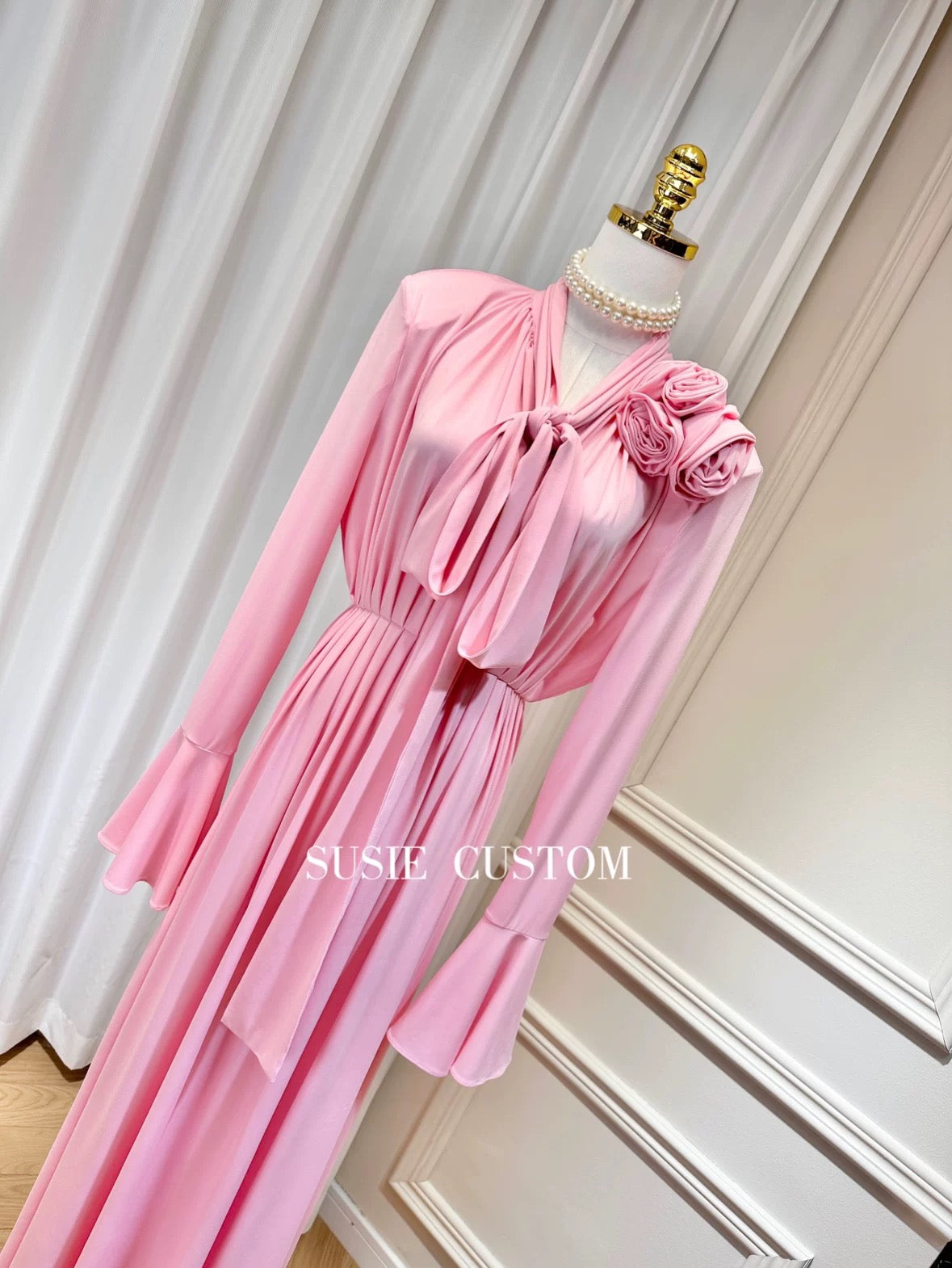 High-end design, hollow collar, shoulder pads, three-dimensional flower scarf, waist-cinching straps, high slit, wide hem long skirt