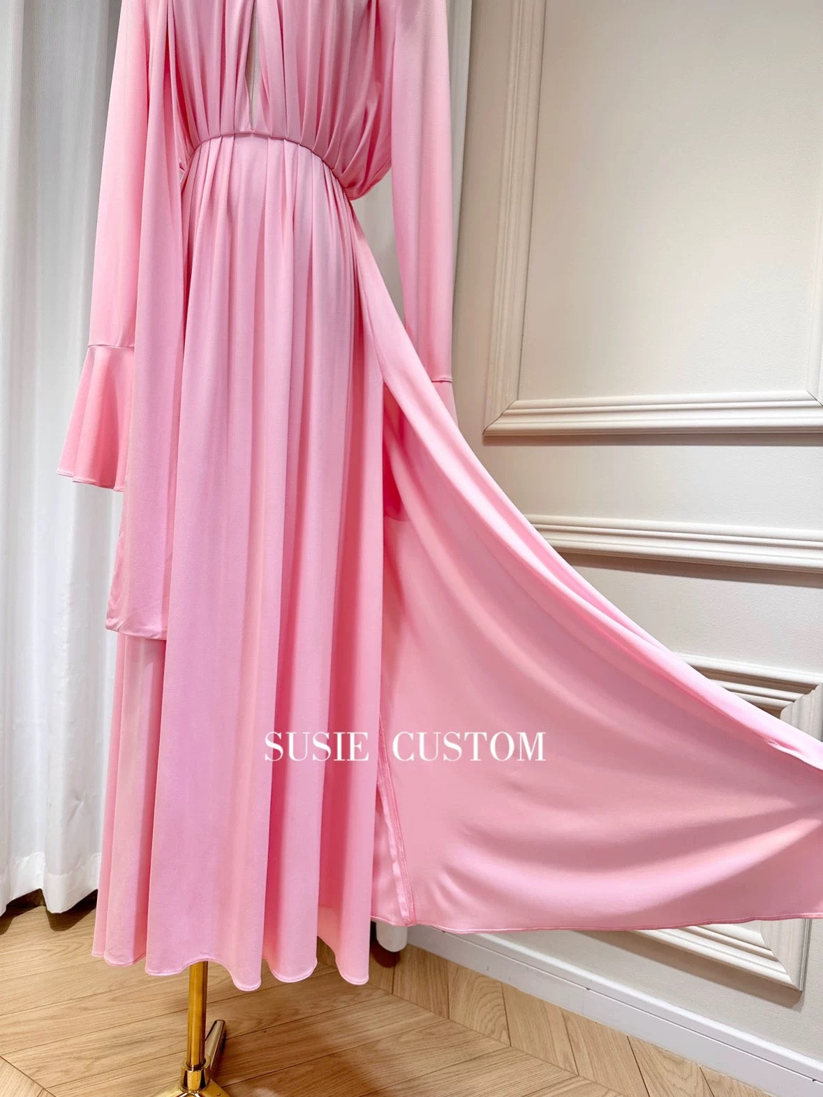 High-end design, hollow collar, shoulder pads, three-dimensional flower scarf, waist-cinching straps, high slit, wide hem long skirt