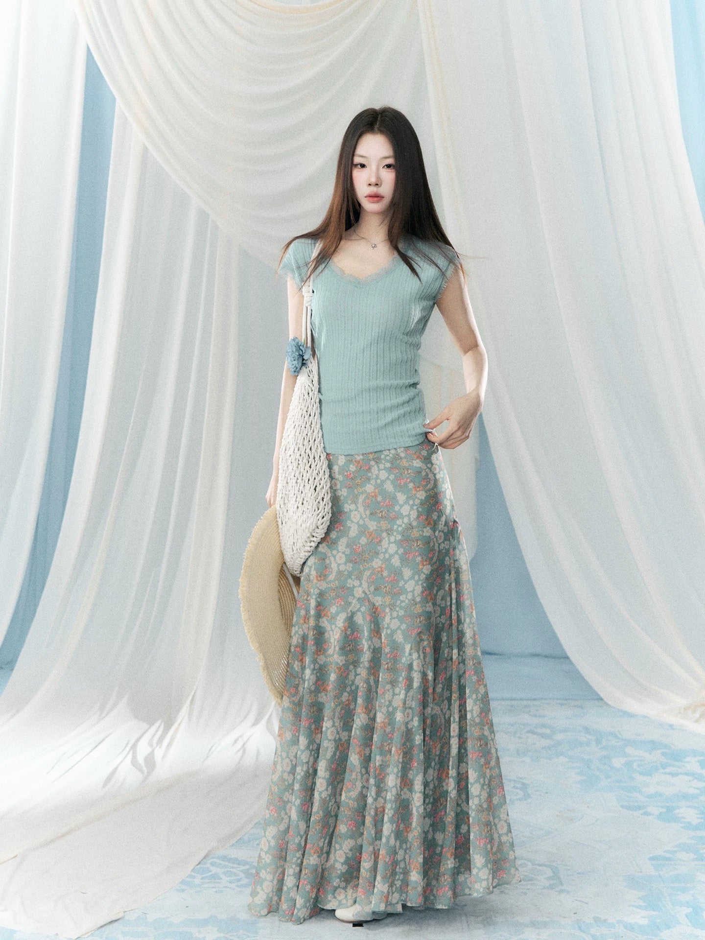 A small wild berry blue V-neck short-sleeved T-shirt for women, a new summer style, slim fit, lace patchwork top.