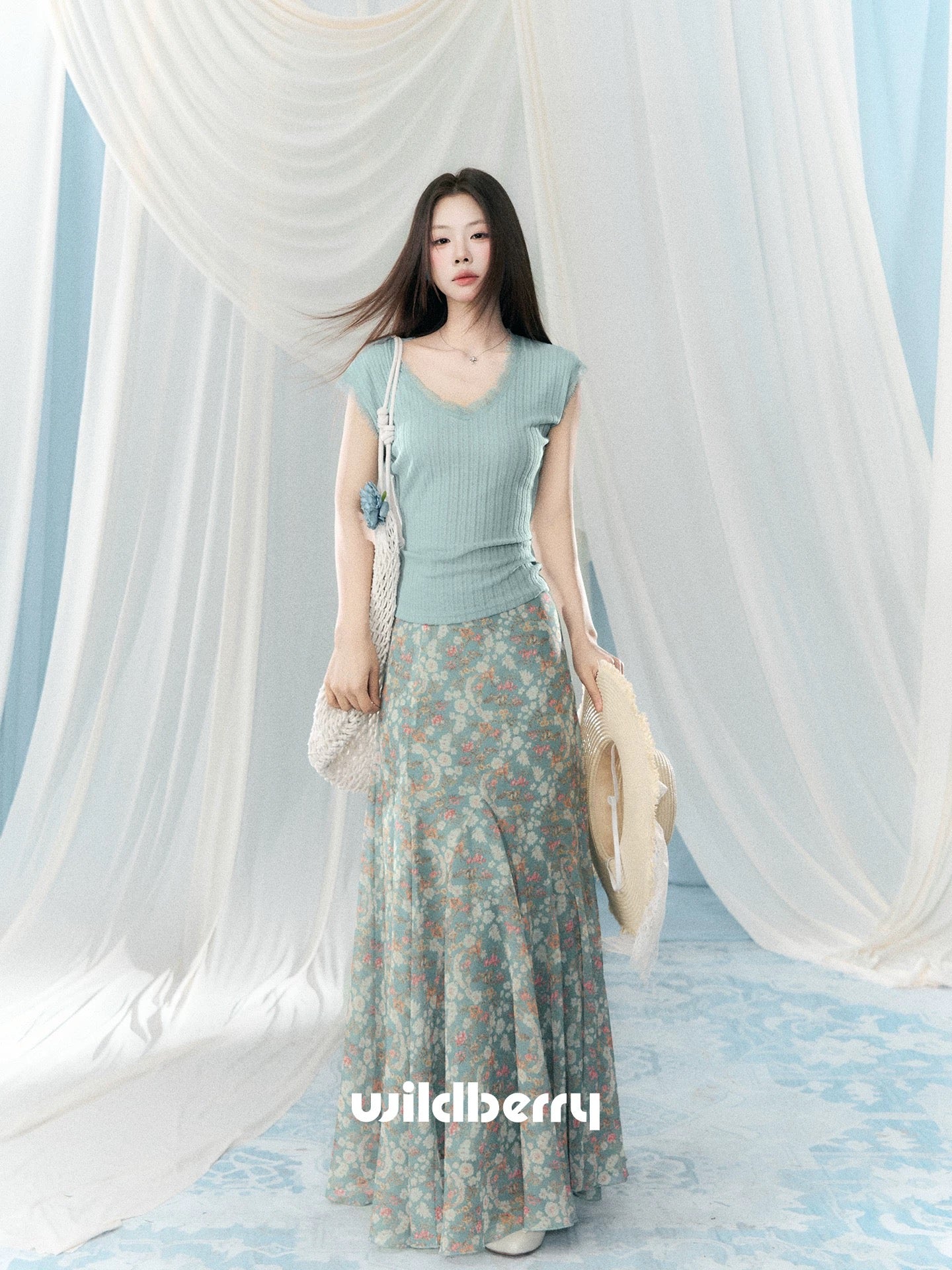 A small wild berry blue V-neck short-sleeved T-shirt for women, a new summer style, slim fit, lace patchwork top.