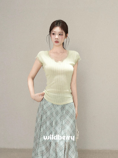 A small wild berry blue V-neck short-sleeved T-shirt for women, a new summer style, slim fit, lace patchwork top.