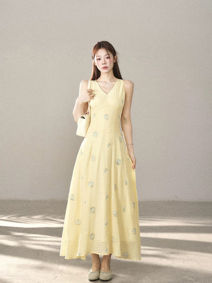 A small wild berry V-neck vest dress for women, a new spring/summer 2026 style, slimming and flattering, Korean-style elegant long dress.